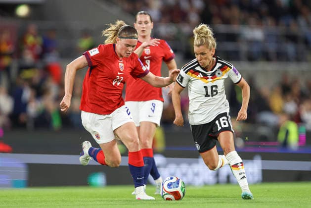 Signe Gaupset (Norwegen) und Linda Dallmann (Deutschland) battle for the ball during the FIFA Women s World Cup 2027 Qualifier match between Germany and Norway at RheinEnergieStadion on June 5, 2026 in Cologne, Germany. (Photo by Oliver Kaelke DeFodi Images) -