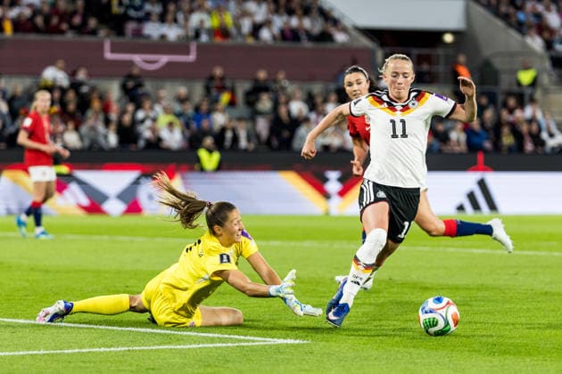 COLOGNE, GERMANY - JUNE 06: Lea Schueller (Schüller, Schuller, Germany, 11) controlling the ball is stopped by Cecilie Fiskerstrand (Norway, 1) during the UEFA European Qualifiers match for the FIFA Women™s World Cup 2027 between Germany vs. Norway at RheinEnergieSTADION on June 05, 2026 in Cologne, Germany. North Rhine Westphalia Germany Copyright: xSteffiexWunderlx