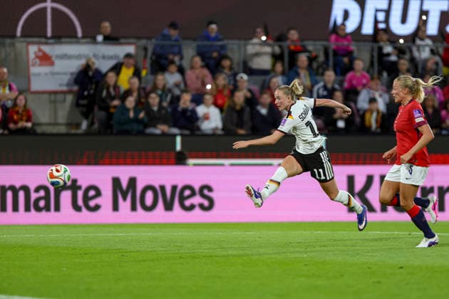 05.06.2026, GER, Fussball, Frauen, WM Qualifikation, Gruppe A 4, Saison 2025 2026, Deutschland - Norwegen Lea Schüller (Deutschland) schießt auf das Tor Köln RheinEnergieSTADION Nordrhein-Westfalen Deutschland Copyright: xAdrianxSchlüterx