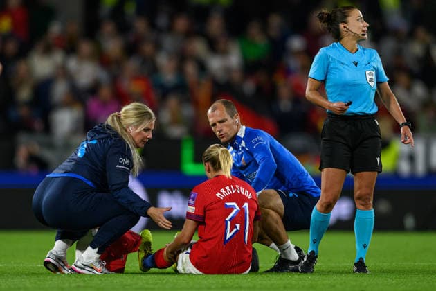 260605 Lisa Naalsund of Norway in pain an receives medical attention during the FIFA Women s World Cup Qualifier football match between Germany and Norway on June 5, 2026 in Köln. Photo: Marius Simensen BILDBYRAN COP 238 MM0069 bbeng fotball soccer football fotboll FIFA World Cup, WM, Weltmeisterschaft, Fussball qualifiers vm-kvalifisering kvinner vm kvalik landskamp dam norge norway germany tyskland Copyright: MARIUSxSIMENSEN BB260605ZE011