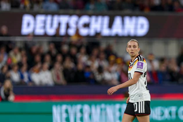 05.06.2026, GER, Fussball, Frauen, WM Qualifikation, Gruppe A 4, Saison 2025 2026, Deutschland - Norwegen Elisa Senß (Deutschland) schaut Köln RheinEnergieSTADION Nordrhein-Westfalen Deutschland Copyright: xAdrianxSchlüterx