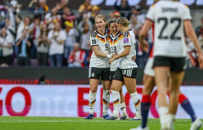 GER, Köln, Deutschland vs Norwegen, Länderspiel, Fussball, FIFA, Spielzeit 2026 2027, WM-Qualifikation, Rhein-Energie-Stadion, 5. Spieltag im Bild: Carlotta Wamser (Deutschland Frauen 13) erzielt das 2:0, Tor, Jubel und Freude, Emotionen, Klara Bühl (Deutschland), Sjoeke Nüsken (Deutschland Frauen 9) DFB DFL REGULATIONS PROHIBIT ANY USE OF PHOTOGRAPHS AS IMAGE SEQUENCES AND OR QUASI-VIDEO, 05.06.2026 Copyright: HMBxMedia HendrikxHamelau