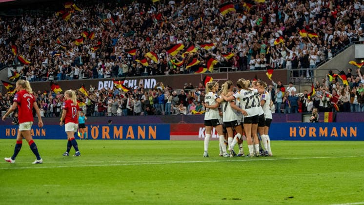 Deutschland: Fussball FIFA Frauen-Weltmeisterschaft 2027 Qualifikation Europa, 5. Spieltag Deutschland vs Norwegen RheinEnergieSTADION (Köln): Carlotta Wamser (Deutschland 13) schiesst das Tor zum 2:0 - Freude, Emotionen, Jubel - Zuschauer, Fans, Tribüne, Fahne Copyright: xLuisxAlvarezx