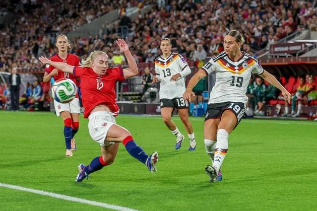 Aktion, Thea Bjelde 13 (Norwegen) gegen Klara Buehl 19 (Deutschland), Deutschland vs. Norwegen, Fussball, Frauen, UEFA, WM-Qualifikation, Gruppenphase, Gruppe D, Spieltag 5 von 6, DFB, Saison 2025 2026, 05.06.2026 Koeln Nordrhein-Westfalen Deutschland