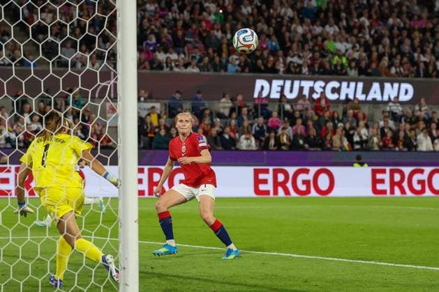 Julie Blakstad 4 (Norwegen) in Aktion mit Torhueterin Cecilie Fiskerstrand 1 (Norwegen), Deutschland vs. Norwegen, Fussball, Frauen, UEFA, WM-Qualifikation, Gruppenphase, Gruppe D, Spieltag 5 von 6, DFB, Saison 2025 2026, 05.06.2026 Koeln Nordrhein-Westfalen Deutschland