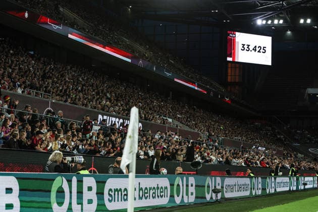 Fussball, WM-Qualifikation Europa (Frauen) Saison 2026 Liga A Gruppe 4 - 5.Spieltag Deutschland - Norwegen 05.06.2026, RheinEnergieSTADION Fans im Stadion, 33.425 Zuschauer*innen verfolgen das Länderspiel, Bekanntgabe auf der Anzeigetafel Köln RheinEnergieSTADION Nordrhein-Westfalen Deutschland