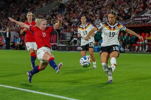 Aktion, Thea Bjelde 13 (Norwegen) gegen Klara Buehl 19 (Deutschland), Deutschland vs. Norwegen, Fussball, Frauen, UEFA, WM-Qualifikation, Gruppenphase, Gruppe D, Spieltag 5 von 6, DFB, Saison 2025 2026, 05.06.2026 Koeln Nordrhein-Westfalen Deutschland