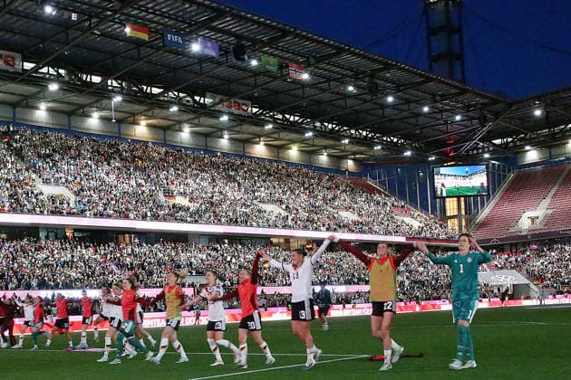 05.06.2026, xrekx, Fussball WM Qualifikation Frauen, Deutschland - Norwegen v.l. Deutschland Carlotta Wamser (Deutschland) Mannschaft, Spieler, jubeln nach Spielende, Team, Player, celebrate at the end of the match (DFL DFB REGULATIONS PROHIBIT ANY USE OF PHOTOGRAPHS as IMAGE SEQUENCES and or QUASI-VIDEO) Köln