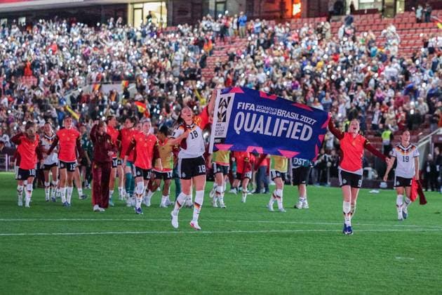 Fußball Frauen WM-Qualifikation Deutschland - Norwegen am 05.06.2026 im RheinEnergieStadion in Köln Melissa Kössler ( Deutschland ), links - Sjoeke Nüsken ( Deutschland ), rechts - feiern die Qualifikation für die WM DFB regulations prohibit any use of photographs as image sequences and or quasi-video.