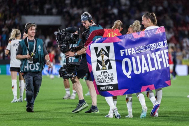 Fußball Frauen WM-Qualifikation Deutschland - Norwegen am 05.06.2026 im RheinEnergieStadion in Köln Selina Cerci ( Deutschland ), links - Linda Dallmann ( Deutschland ), mitte - Jule Brand ( Deutschland ), rechts - feiern die Qualifikation für die WM DFB regulations prohibit any use of photographs as image sequences and or quasi-video.