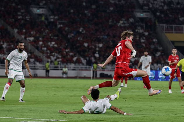 Indonesia v Oman - International Friendly, Länderspiel, Nationalmannschaft Indonesia s Ole Romeny jumps over Oman s Musab Mahfoodh Alshaqsi during the FIFA international friendly match at Gelora Bung Karno Stadium in Jakarta, Indonesia, on June 5, 2026. Jakarta Indonesia  Copyright: xFaisalxRamadhanx originalFilename:ramadhan-notitle260605_npGbE.jpg