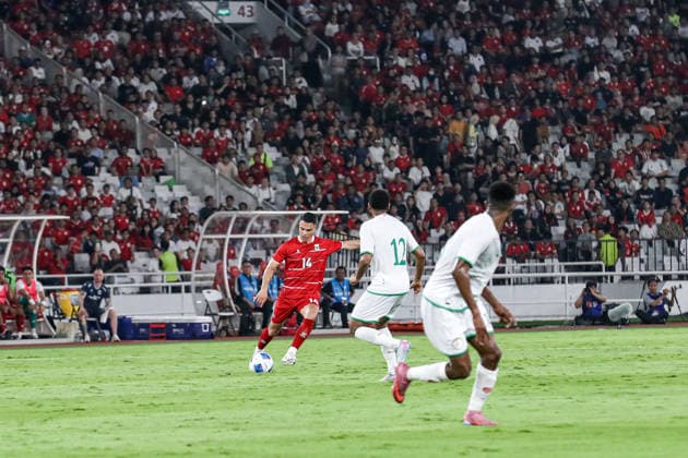 Indonesia v Oman - International Friendly, Länderspiel, Nationalmannschaft Indonesia s Joey Pelupessy kicks the ball during the FIFA international friendly match against Oman at Gelora Bung Karno Stadium in Jakarta, Indonesia, on June 5, 2026. Jakarta Indonesia  Copyright: xFaisalxRamadhanx originalFilename:ramadhan-notitle260605_np6Dr.jpg