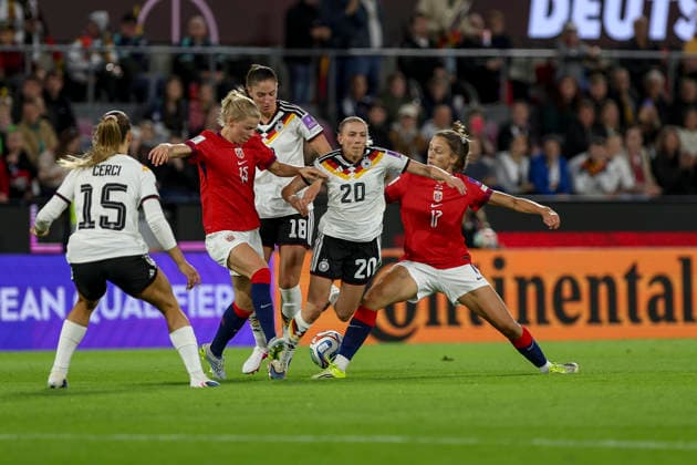 05.06.2026, GER, Fussball, Frauen, WM Qualifikation, Gruppe A 4, Saison 2025 2026, Deutschland - Norwegen Justine Kielland (Norwegen), Elisa Senß (Deutschland) und Emma Stolen Godo (Norwegen) im Kampf um den Ball Köln RheinEnergieSTADION Nordrhein-Westfalen Deutschland Copyright: xAdrianxSchlüterx