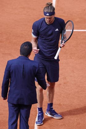 Alexander Zverev, GER, argueing with umpire during semifinal of 2026 French Open at Roland Garros, Paris, 05 06 2026; -
