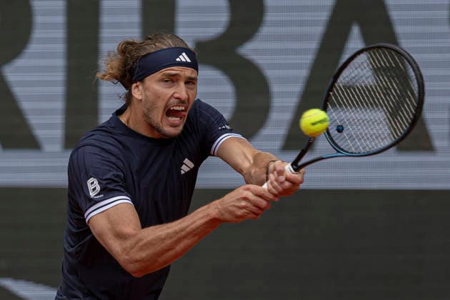 2026 French Open - Day Thirteen Alexander Zverev returns the ball against Jakub Mensik during the Roland Garros Grand Slam Tournament on Day 13 in Paris, France, on June 5, 2026. Paris France  Copyright: xRobertxSzaniszlox originalFilename:szaniszlo-notitle260605_npx9W.jpg