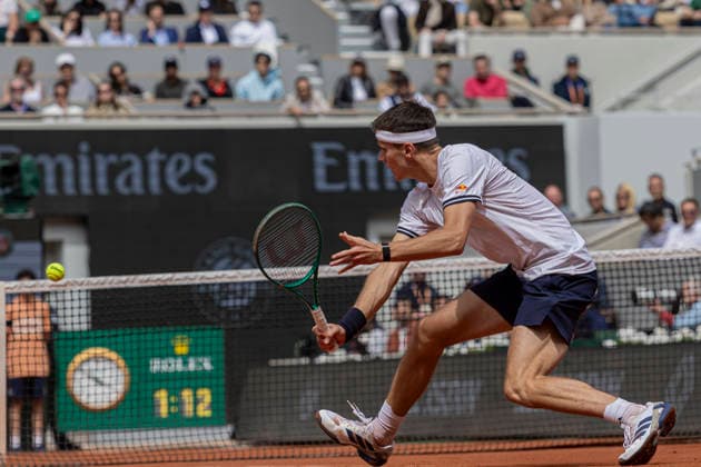 2026 French Open - Day Thirteen Jakub Mensik returns the ball against Alexander Zverev at the Roland Garros Grand Slam Tournament in Paris, France, on June 5, 2026. Paris France  Copyright: xRobertxSzaniszlox originalFilename:szaniszlo-notitle260605_npD3x.jpg