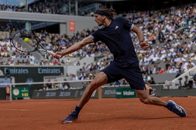 2026 French Open - Day Thirteen Alexander Zverev returns the ball against Jakub Mensik during the Roland Garros Grand Slam Tournament on Day 13 in Paris, France, on June 5, 2026. Paris France  Copyright: xRobertxSzaniszlox originalFilename:szaniszlo-notitle260605_npKUR.jpg