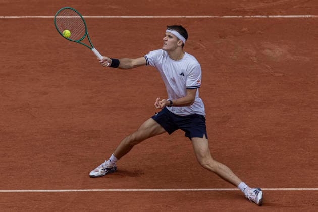 2026 French Open - Day Thirteen Jakub Mensik returns the ball against Alexander Zverev at the Roland Garros Grand Slam Tournament in Paris, France, on June 5, 2026. Paris France  Copyright: xRobertxSzaniszlox originalFilename:szaniszlo-notitle260605_npObC.jpg