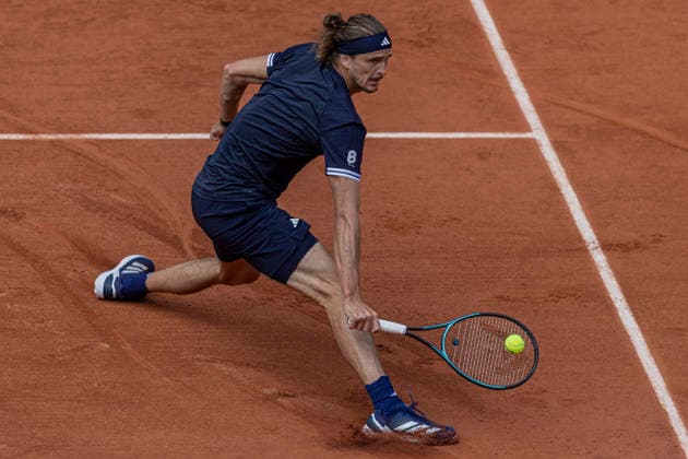 2026 French Open - Day Thirteen Alexander Zverev returns the ball against Jakub Mensik during the Roland Garros Grand Slam Tournament on Day 13 in Paris, France, on June 5, 2026. Paris France  Copyright: xRobertxSzaniszlox originalFilename:szaniszlo-notitle260605_npTVU.jpg