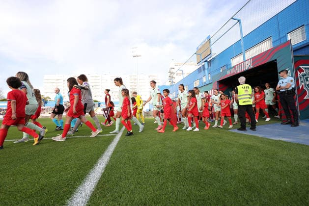 The teams are walking onto the pitch during the FIFA Women s World Cup Brazil 2027 Qualifiers League B, Group B3 Matchday 5 match between Portugal and Latvia at Estadio Antonio Coimbra da Mota on June 5, 2026, in Estoril, Portugal. Copyright: JoaquimxFerreira