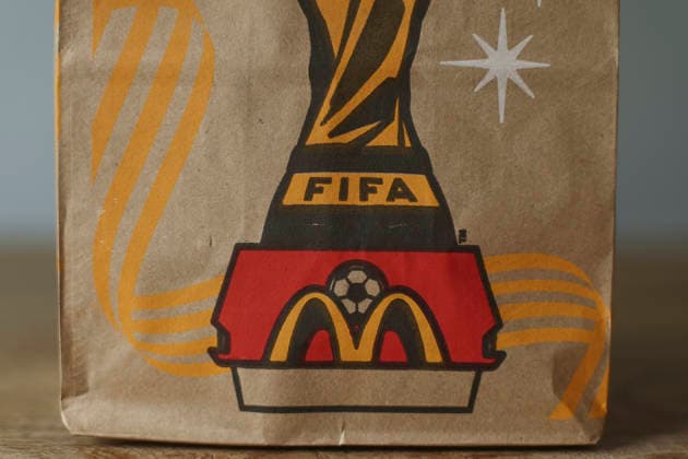 FIFA World Cup, WM, Weltmeisterschaft, Fussball McDonalds Sponsorship A McDonald s FIFA World Cup 2026 campaign paper bag is seen in this illustration photo in Los Angeles, California, on June 5, 2026. Los Angeles California United States  Copyright: xMichaelxYanowx originalFilename:yanow-fifaworl260605_np3RU.jpg