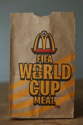 FIFA World Cup, WM, Weltmeisterschaft, Fussball McDonalds Sponsorship A McDonald s FIFA World Cup 2026 campaign paper bag is seen in this illustration photo in Los Angeles, California, on June 5, 2026. Los Angeles California United States  Copyright: xMichaelxYanowx originalFilename:yanow-fifaworl260605_npmiL.jpg