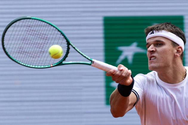2026 French Open - Day Thirteen Jakub Mensik competes in his men s singles semi-final match against Alexander Zverev on day 13 of the French Open tennis tournament on Court Philippe Chatrier at the Roland-Garros Complex in Paris, France. Paris France  Copyright: xIbrahimxEzzatx originalFilename:ezzat-notitle260605_npe3Q.jpg