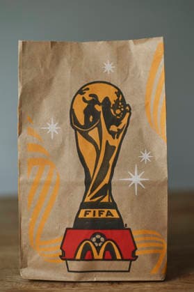 FIFA World Cup, WM, Weltmeisterschaft, Fussball McDonalds Sponsorship A McDonald s FIFA World Cup 2026 campaign paper bag is seen in this illustration photo in Los Angeles, California, on June 5, 2026. Los Angeles California United States  Copyright: xMichaelxYanowx originalFilename:yanow-fifaworl260605_npRbJ.jpg