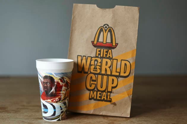 FIFA World Cup, WM, Weltmeisterschaft, Fussball McDonalds Sponsorship An Alphonso Davies McDonald s World Cup collectible cup is seen in this illustration photo in Los Angeles, California, on June 5, 2026. Los Angeles California United States  Copyright: xMichaelxYanowx originalFilename:yanow-fifaworl260605_npRnd.jpg