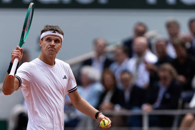 2026 French Open - Day Thirteen Jakub Mensik reacts during his semi-final men s singles match against Alexander Zverev on day 13 of the French Open tennis tournament on Court Philippe Chatrier at the Roland-Garros Complex in Paris, France. Paris France  Copyright: xIbrahimxEzzatx originalFilename:ezzat-notitle260605_npkPz.jpg