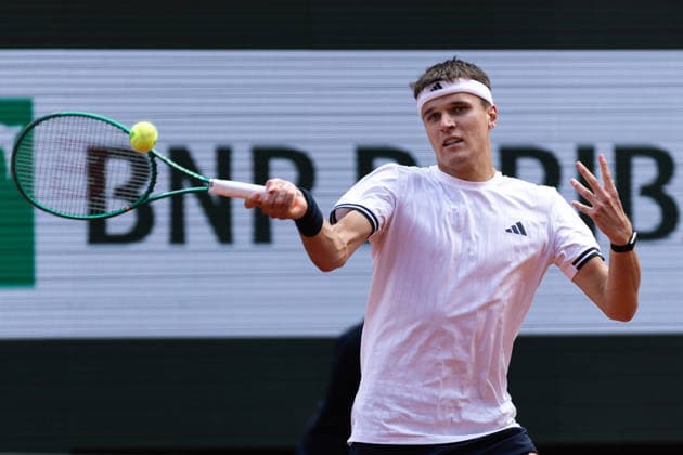 2026 French Open - Day Thirteen Jakub Mensik competes in his men s singles semi-final match against Alexander Zverev on day 13 of the French Open tennis tournament on Court Philippe Chatrier at the Roland-Garros Complex in Paris, France. Paris France  Copyright: xIbrahimxEzzatx originalFilename:ezzat-notitle260605_npw6p.jpg