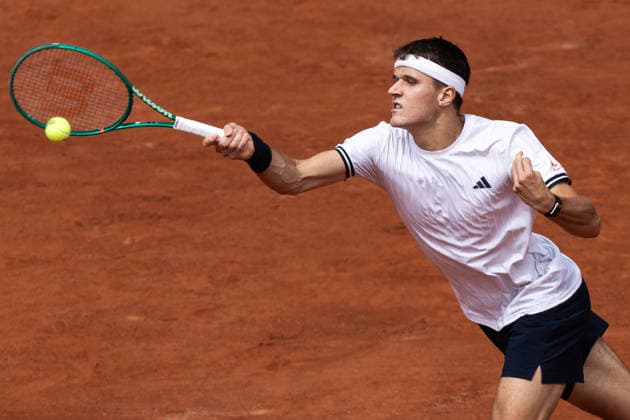 2026 French Open - Day Thirteen Jakub Mensik competes in his men s singles semi-final match against Alexander Zverev on day 13 of the French Open tennis tournament on Court Philippe Chatrier at the Roland-Garros Complex in Paris, France. Paris France  Copyright: xIbrahimxEzzatx originalFilename:ezzat-notitle260605_npaQS.jpg