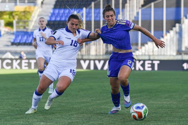 FOOTBALL - FIFA World Cup, WM, Weltmeisterschaft, Fussball - Women s European Qualifiers 2027 - Italy vs. Serbia Photo by IPA ABACAPRESS.COM85361612 - Valentina Bergamaschi (Italy) fights for the ball against Emma Petrovic (Serbia) during Women s European Qualifiers 2027 - Italy vs Serbia, FIFA World Cup match in Pisa, Italy, June 05 2026 Pisa Italy  Copyright: xIPAxSport ABACAx
