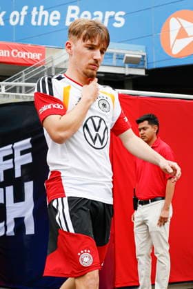 Germany prepares for a friendly match against USA Germany s Lennart Karl arrives for a training session at Soldier Field in Chicago, Illinois, USA, 05 June 2026. The United States and Germany will play their International Friendly, Länderspiel, Nationalmannschaft soccer match on 06 June. CHICAGO ILLINOIS USA  Copyright: xKAMILxKRZACZYNSKIx