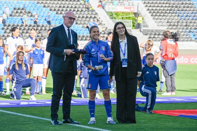 FOOTBALL - FIFA World Cup, WM, Weltmeisterschaft, Fussball - Women s European Qualifiers 2027 - Italy vs. Serbia Photo by IPA ABACAPRESS.COM85361564 - Manuela Giugliano (Italy) receives the award for 100 appearances for the national team, Nationalteam during Women s European Qualifiers 2027 - Italy vs Serbia, FIFA World Cup match in Pisa, Italy, June 05 2026 Pisa Italy  Copyright: xIPAxSport ABACAx
