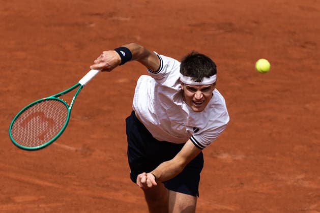 2026 French Open - Day Thirteen Jakub Mensik competes in his men s singles semi-final match against Alexander Zverev on day 13 of the French Open tennis tournament on Court Philippe Chatrier at the Roland-Garros Complex in Paris, France. Paris France  Copyright: xIbrahimxEzzatx originalFilename:ezzat-notitle260605_npWwP.jpg