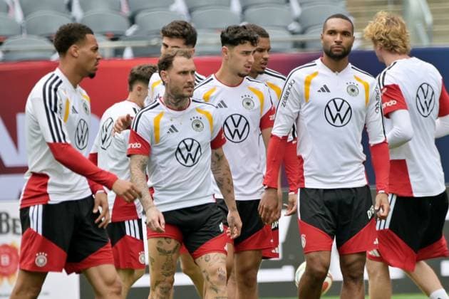Ahead of FIFA World Cup, WM, Weltmeisterschaft, Fussball 2026 CHICAGO, ILLINOIS - JUNE 05: Players of Germany walk across the pitch during a training session at Soldier Field on June 05, 2026 in Chicago, Illinois. Germany will face the United States in an International Friendly, Länderspiel, Nationalmannschaft match on June 6 as a final warm-up game ahead of the FIFA World Cup 2026. Jacek Boczarski Anadolu Illinois United States. Editorial use only. Please get in touch for any other usage.  Copyright: x2026xAnadoluxJacekxBoczarskix