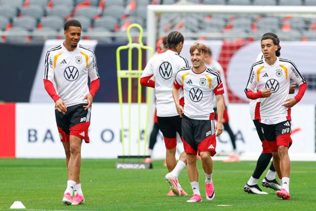 Germany prepares for a friendly match against USA Germany s Lennart Karl (C) smiles during a training session at Soldier Field in Chicago, Illinois, USA, 05 June 2026. The United States and Germany play an International Friendly, Länderspiel, Nationalmannschaft soccer match on 06 June. CHICAGO ILLINOIS USA  Copyright: xKAMILxKRZACZYNSKIx