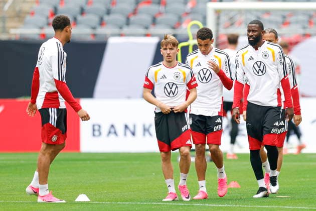Germany prepares for a friendly match against USA Germany s Lennart Karl (C) smiles during a training session at Soldier Field in Chicago, Illinois, USA, 05 June 2026. The United States and Germany play an International Friendly, Länderspiel, Nationalmannschaft soccer match on 06 June. CHICAGO ILLINOIS USA  Copyright: xKAMILxKRZACZYNSKIx