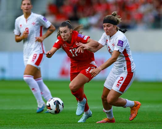05.06.2026, Fussball, Frauen WM-Qualifikation: Schweiz Malta, Lugano, AIL Arena Seraina Piubel (17, A-Team Schweiz) mit starkem Zweikampf gegen Alexandra Gatt (2, A-Team Malta) Foto: Urs Ottiger IMAGO Lugano AIL Arena Tessin Switzerland