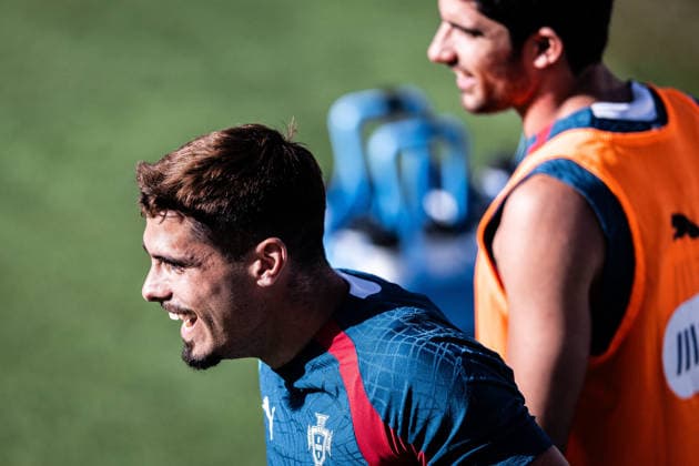 Portugal v Chile - FIFA World Cup, WM, Weltmeisterschaft, Fussball 2026 International Friendly, Länderspiel, Nationalmannschaft Pedro Neto and Bernardo Silva of Portugal joke around during a training session ahead of the FIFA World Cup 2026 international friendly match between Portugal and Chile at Estadio Nacional do Jamor in Oeiras, Portugal, on June 6, 2026. Lisbon Oeiras Portugal  Copyright: xRodrigoxMoreira NurPhotox originalFilename:moreira-portugal260605_npIHP.jpg