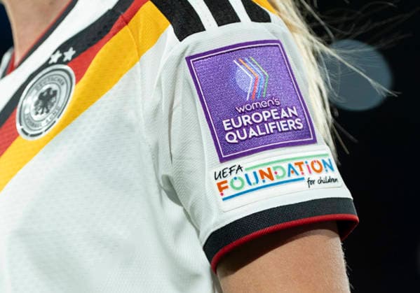Logo auf dem Ärmel: WOMAN™S EUROPEAN QUALIFIERS. UEFA Deutschland - Norwegen, Frauen Fussball, UEFA European Qualifiers WM Qualifikation Europa, RheinEnergieStadion Köln, 05.06.2026 WICHTIGER HINWEIS: Gemäß den Vorgaben der DFL Deutsche Fußball Liga bzw. des DFB Deutscher Fußball-Bund ist es untersagt, in dem Stadion und oder vom Spiel angefertigte Fotoaufnahmen in Form von Sequenzbildern und oder videoähnlichen Fotostrecken zu verwerten bzw. verwerten zu lassen. Copyright: HMBxMedia xMarcoxBader