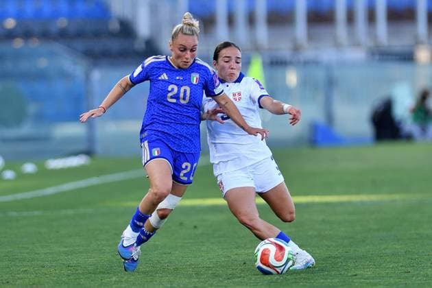 IPA85371953 - Giada Greggi (Italy) thwarted by Ana Scepanovic (Serbia) during Qualifiers - Italy vs Serbia, FIFA World Cup, WM, Weltmeisterschaft, Fussball match in Pisa, Italy, June 05 2026  Copyright: xGabrielexMasotti IPAxSportx xx 85371953