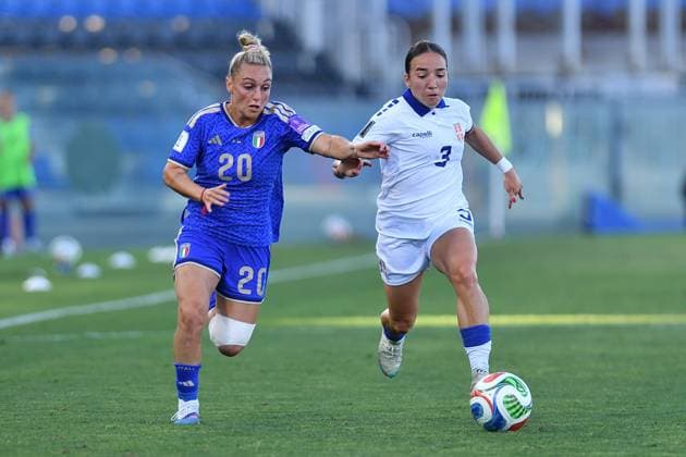 IPA85371967 - Giada Greggi (Italy) thwarted by Ana Scepanovic (Serbia) during Qualifiers - Italy vs Serbia, FIFA World Cup, WM, Weltmeisterschaft, Fussball match in Pisa, Italy, June 05 2026  Copyright: xGabrielexMasotti IPAxSportx xx 85371967