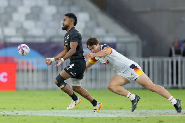 Neuseeland - Deutschland, SVNS Rugby World Championship, WM, Weltmeisterschaft Lennox Wiese (Deutschland, 20) springt Akuila Rokolisoa (Neuseeland) an. Zweites Gruppenspiel der deutschen Mannschaft gegen die All Blacks Sevens aus Neuseeland. Drittes Turnier der SVNS World Championship, Siebener-Rugby WM vom 5. bis 7. Juni 2026 in Bordeaux (Frankreich). Tag 1, Gruppenspiele am 5. Juni 2026., Bordeaux Region Nouvelle-Aquitaine Frankreich Stade Atlantique