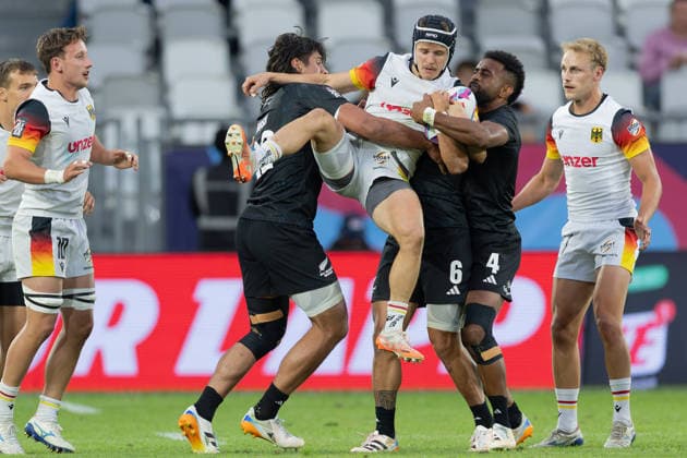 Neuseeland - Deutschland, SVNS Rugby World Championship, WM, Weltmeisterschaft Max Roddick (Deutschland, 9) wird von Rob Rush, Ngarohi McGarvey-Black und Akuila Rokolisoa hoch gehalten, Anton Gleitze (Deutschland, 10) und Wolfram Hacker (Deutschland, 17, rechts) dürfen nicht eingreifen. Zweites Gruppenspiel der deutschen Mannschaft gegen die All Blacks Sevens aus Neuseeland. Drittes Turnier der SVNS World Championship, Siebener-Rugby WM vom 5. bis 7. Juni 2026 in Bordeaux (Frankreich). Tag 1, Gruppenspiele am 5. Juni 2026., Bordeaux Region Nouvelle-Aquitaine Frankreich Stade Atlantique