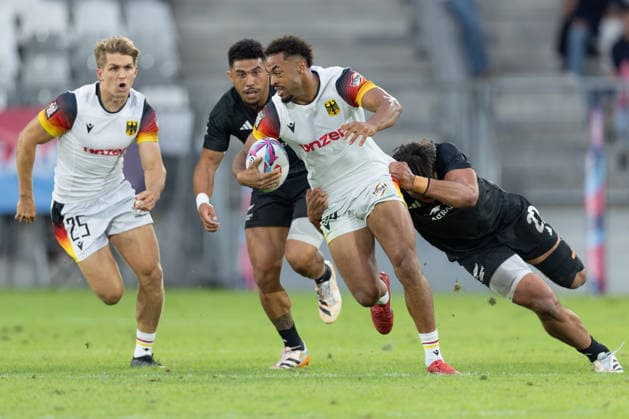 Neuseeland - Deutschland, SVNS Rugby World Championship, WM, Weltmeisterschaft Rob Rush (Neuseeland) tacklet Makonnen Amekuedi (Deutschland, 60), links im Hintergrund Michael Goedeke (Deutschland, 25) und Ngarohi McGarvey-Black (Neuseeland). Zweites Gruppenspiel der deutschen Mannschaft gegen die All Blacks Sevens aus Neuseeland. Drittes Turnier der SVNS World Championship, Siebener-Rugby WM vom 5. bis 7. Juni 2026 in Bordeaux (Frankreich). Tag 1, Gruppenspiele am 5. Juni 2026., Bordeaux Region Nouvelle-Aquitaine Frankreich Stade Atlantique