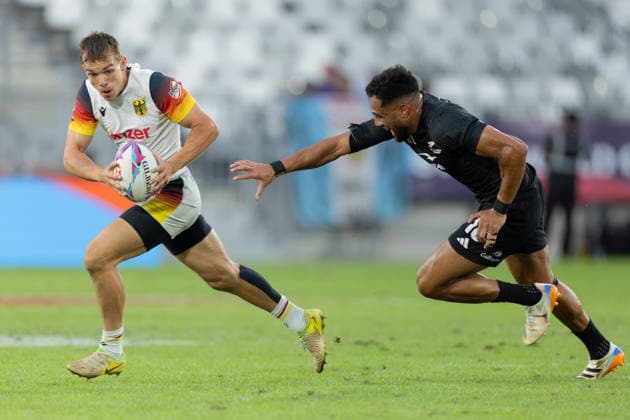 Neuseeland - Deutschland, SVNS Rugby World Championship, WM, Weltmeisterschaft Cedric Eichholz (Deutschland, 54) wird von Sione Molia (Neuseeland) verfolgt. Zweites Gruppenspiel der deutschen Mannschaft gegen die All Blacks Sevens aus Neuseeland. Drittes Turnier der SVNS World Championship, Siebener-Rugby WM vom 5. bis 7. Juni 2026 in Bordeaux (Frankreich). Tag 1, Gruppenspiele am 5. Juni 2026., Bordeaux Region Nouvelle-Aquitaine Frankreich Stade Atlantique