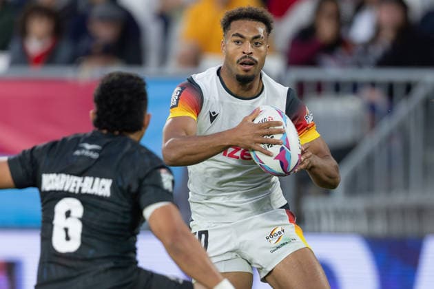 Neuseeland - Deutschland, SVNS Rugby World Championship, WM, Weltmeisterschaft Makonnen Amekuedi (Deutschland, 60) wird von Ngarohi McGarvey-Black (Neuseeland) erwartet. Zweites Gruppenspiel der deutschen Mannschaft gegen die All Blacks Sevens aus Neuseeland. Drittes Turnier der SVNS World Championship, Siebener-Rugby WM vom 5. bis 7. Juni 2026 in Bordeaux (Frankreich). Tag 1, Gruppenspiele am 5. Juni 2026., Bordeaux Region Nouvelle-Aquitaine Frankreich Stade Atlantique