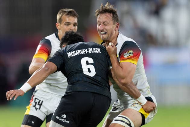 Neuseeland - Deutschland, SVNS Rugby World Championship, WM, Weltmeisterschaft Anton Gleitze (Deutschland, 10) prallt auf Ngarohi McGarvey-Black (Neuseeland). Links im Hintergrund Cedric Eichholz (Deutschland, 54). Zweites Gruppenspiel der deutschen Mannschaft gegen die All Blacks Sevens aus Neuseeland. Drittes Turnier der SVNS World Championship, Siebener-Rugby WM vom 5. bis 7. Juni 2026 in Bordeaux (Frankreich). Tag 1, Gruppenspiele am 5. Juni 2026., Bordeaux Region Nouvelle-Aquitaine Frankreich Stade Atlantique